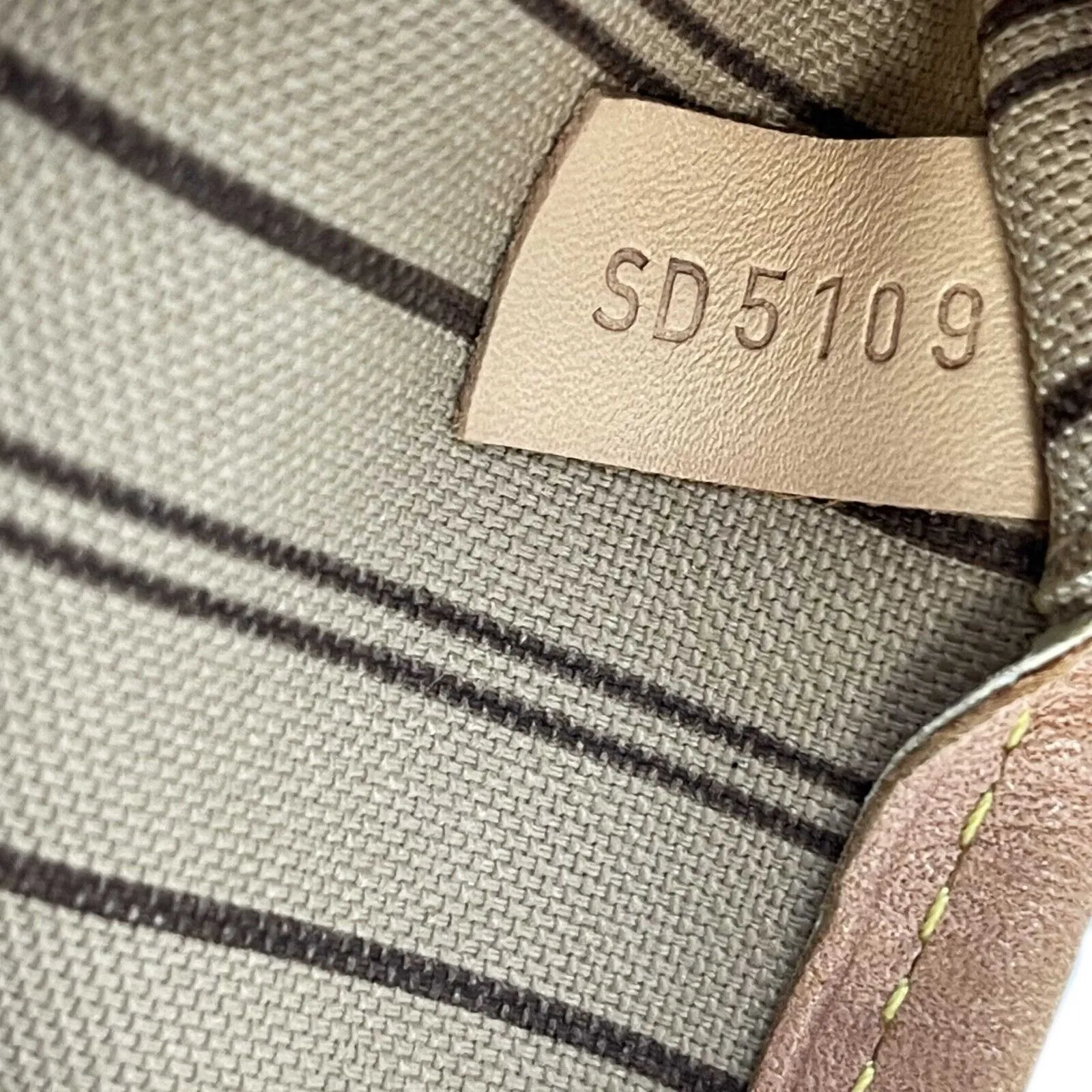 Louis Vuitton - LV Neverfull MM - Brown Monogram Tote w/ Pouch